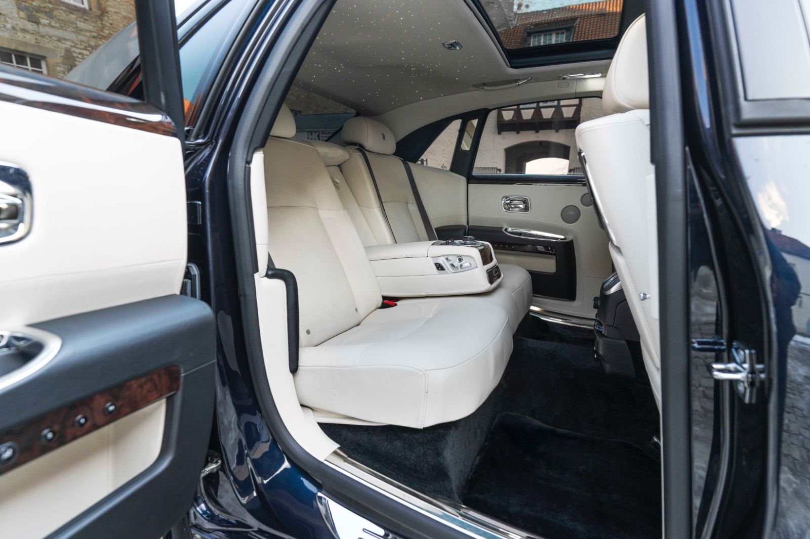 Fahrzeugabbildung Rolls-Royce Ghost V12 TWO TONE FACELIFT STERNHIMMEL KÜHLBOX