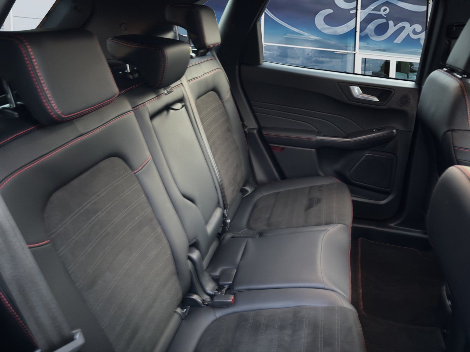 Fahrzeugabbildung Ford Kuga Hybrid ST-Line X #Winterpaket