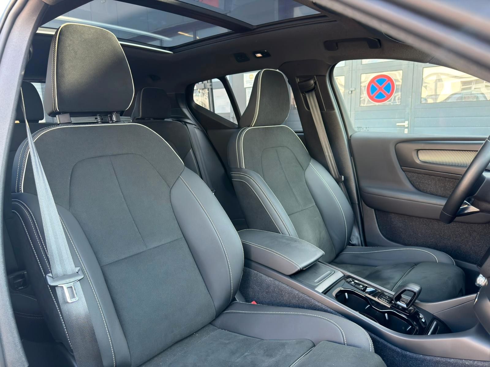 Fahrzeugabbildung Volvo XC40 B4 AWD Ultimate Dark*PANO*STDHZG*360°*ACC
