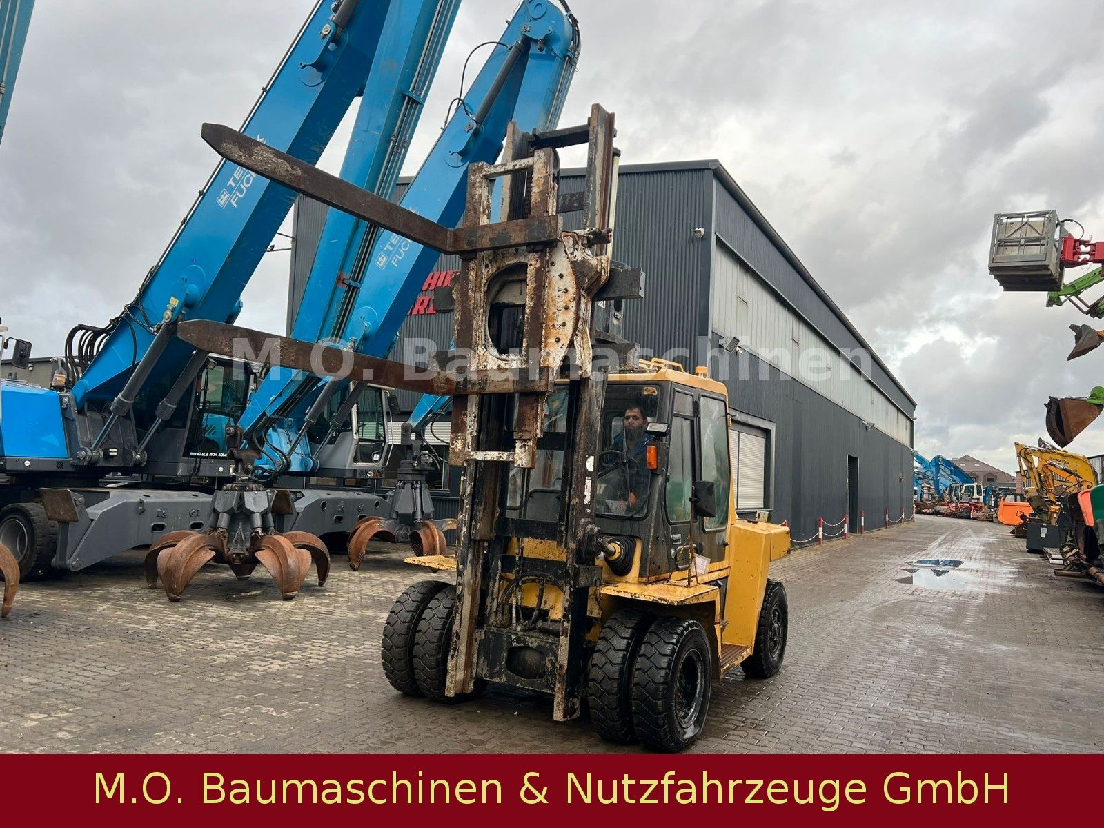 Fahrzeugabbildung CAT DF 70 / 7T / 4m / Drehgerät /