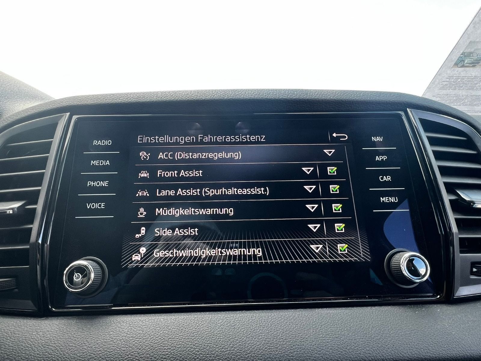 Fahrzeugabbildung SKODA Karoq 1.5 TSI DSG*RFK*SideAss*eHeck