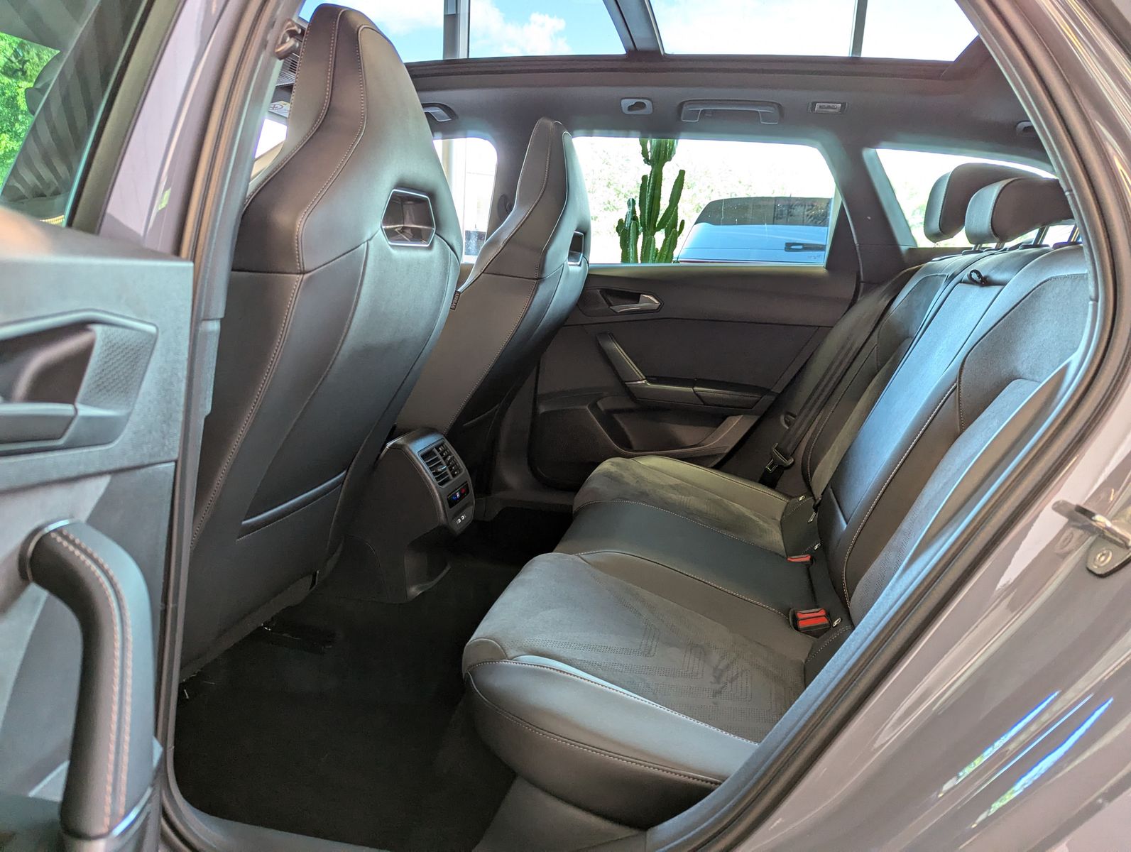 Fahrzeugabbildung CUPRA Leon 2.0 TSI 4D VZ Matrix Pano Sennheiser AHK 19