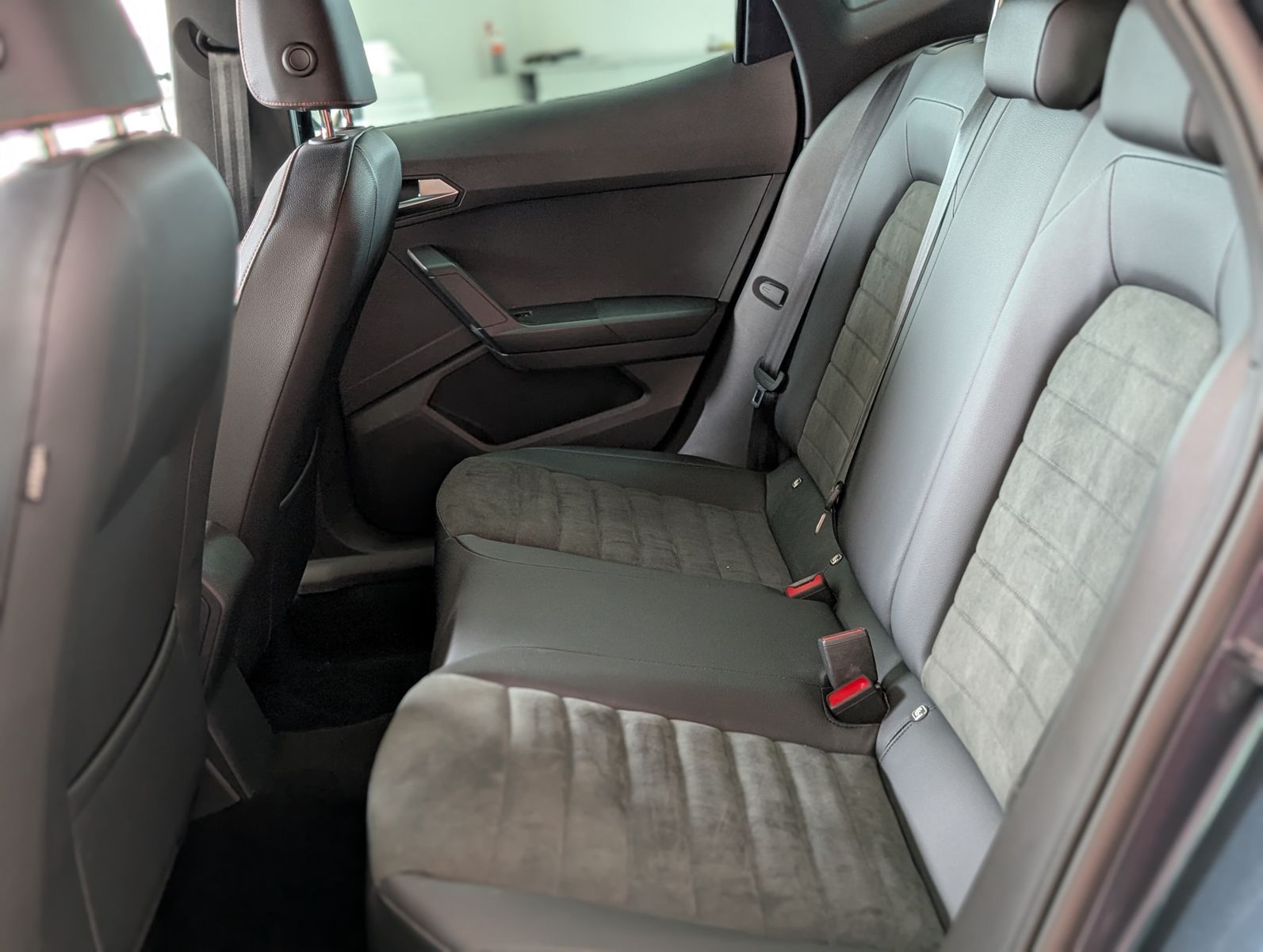 Fahrzeugabbildung SEAT Arona 1.5 TSI FR DSG ACC LED AHK KAM DINAMICA 18