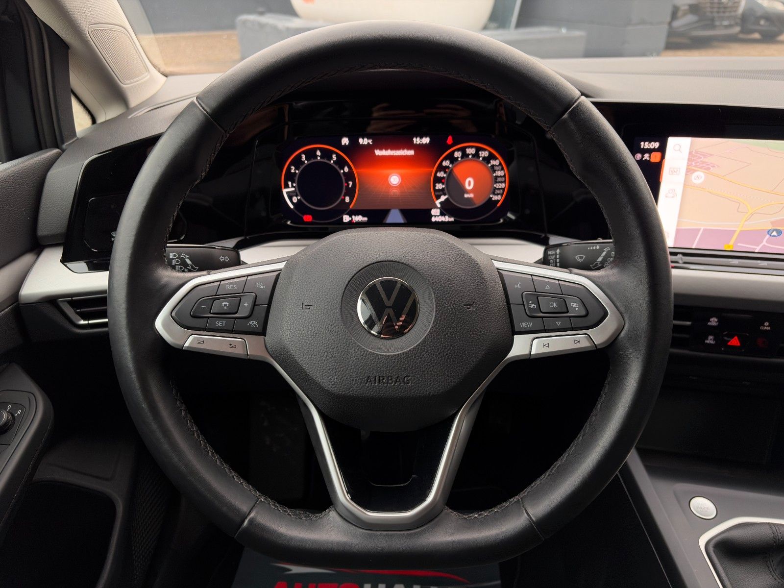 Fahrzeugabbildung Volkswagen Golf 1.5 TSI Life ACC LKAS PDC SHZ 3Z-Klima LED