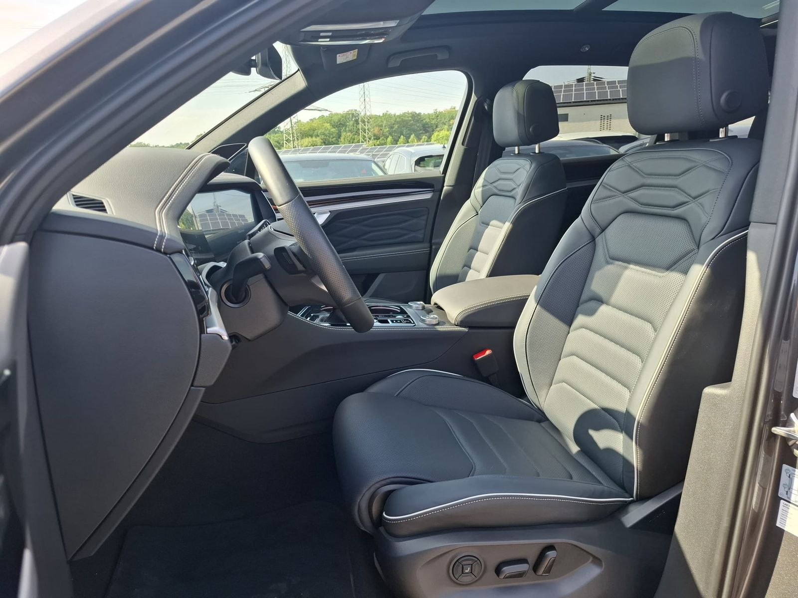 Fahrzeugabbildung Volkswagen Touareg 3.0TDI 4M R-Line VOLL Black 22" UPE 114T