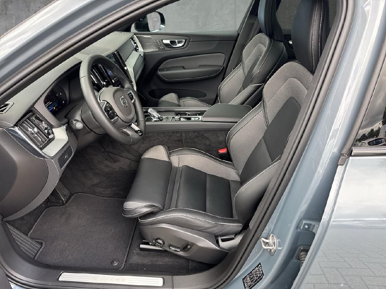 Fahrzeugabbildung Volvo XC60 B4B Plus Dark 2WD