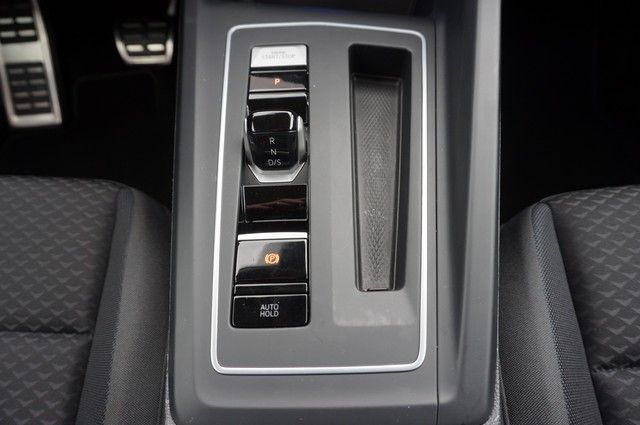 Fahrzeugabbildung Volkswagen Golf VIII TDI United DSG LED AHK Navi AID ACC RF