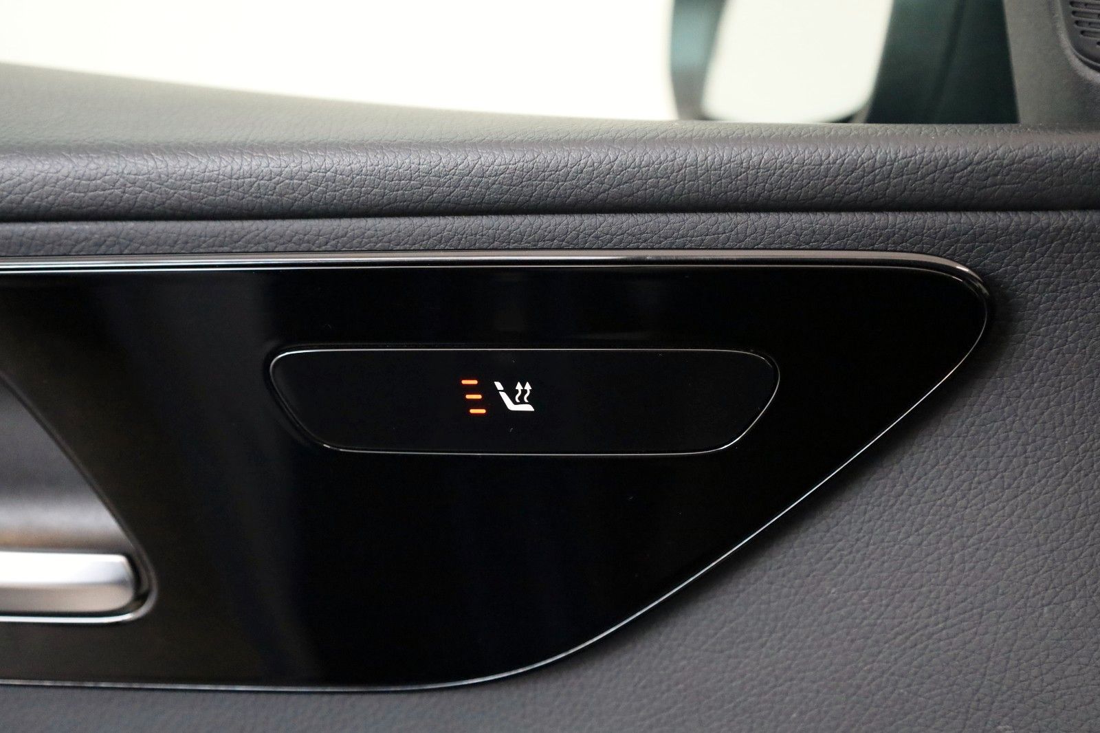 Fahrzeugabbildung Mercedes-Benz C 300e T Avantgarde T Leder,Navi,LED,SH,PDC,Park