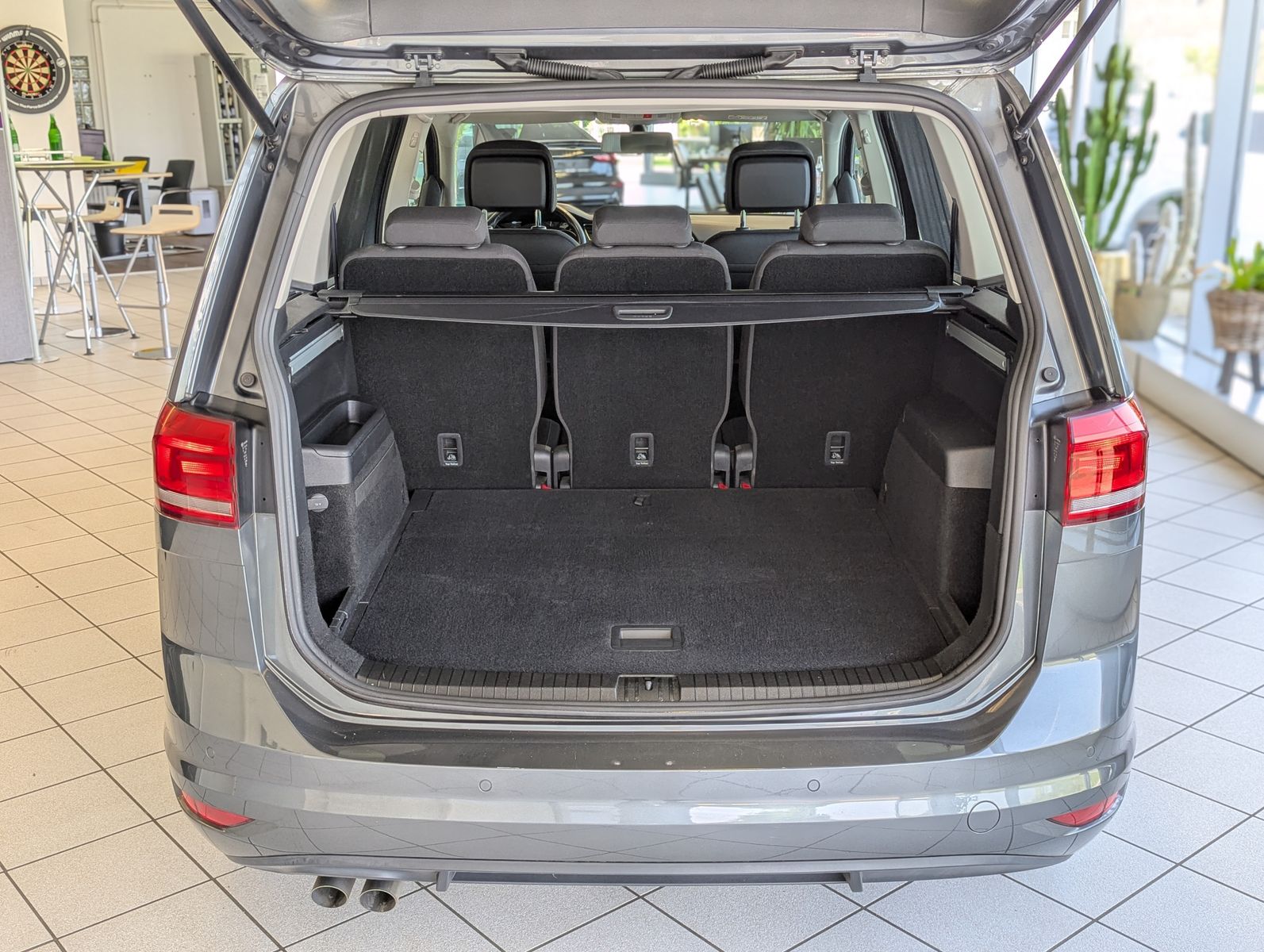 VW Touran 2.0 TDI DSG Highline Kamera AHK Sport LED - Image 17