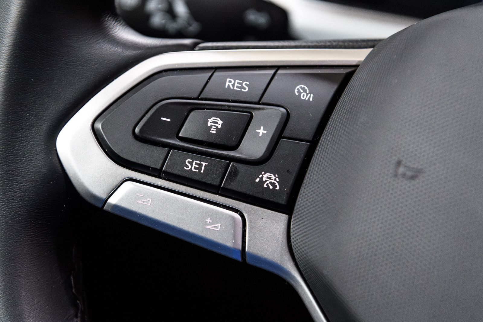 Fahrzeugabbildung Volkswagen T-Roc Goal+LED+AHK+GJR+NAVI+SHZ+AHK+ACC+