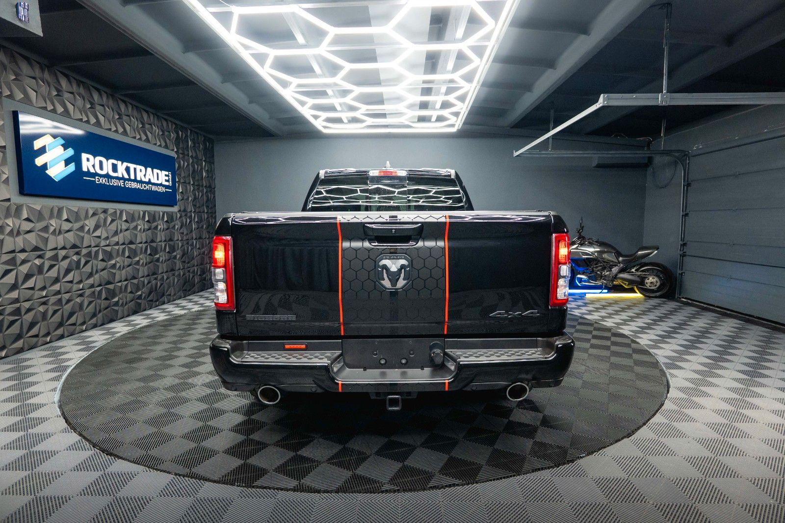 Fahrzeugabbildung Dodge RAM 5.7 V8 HEMI 4x4 BLACK Limited Longbed 19%