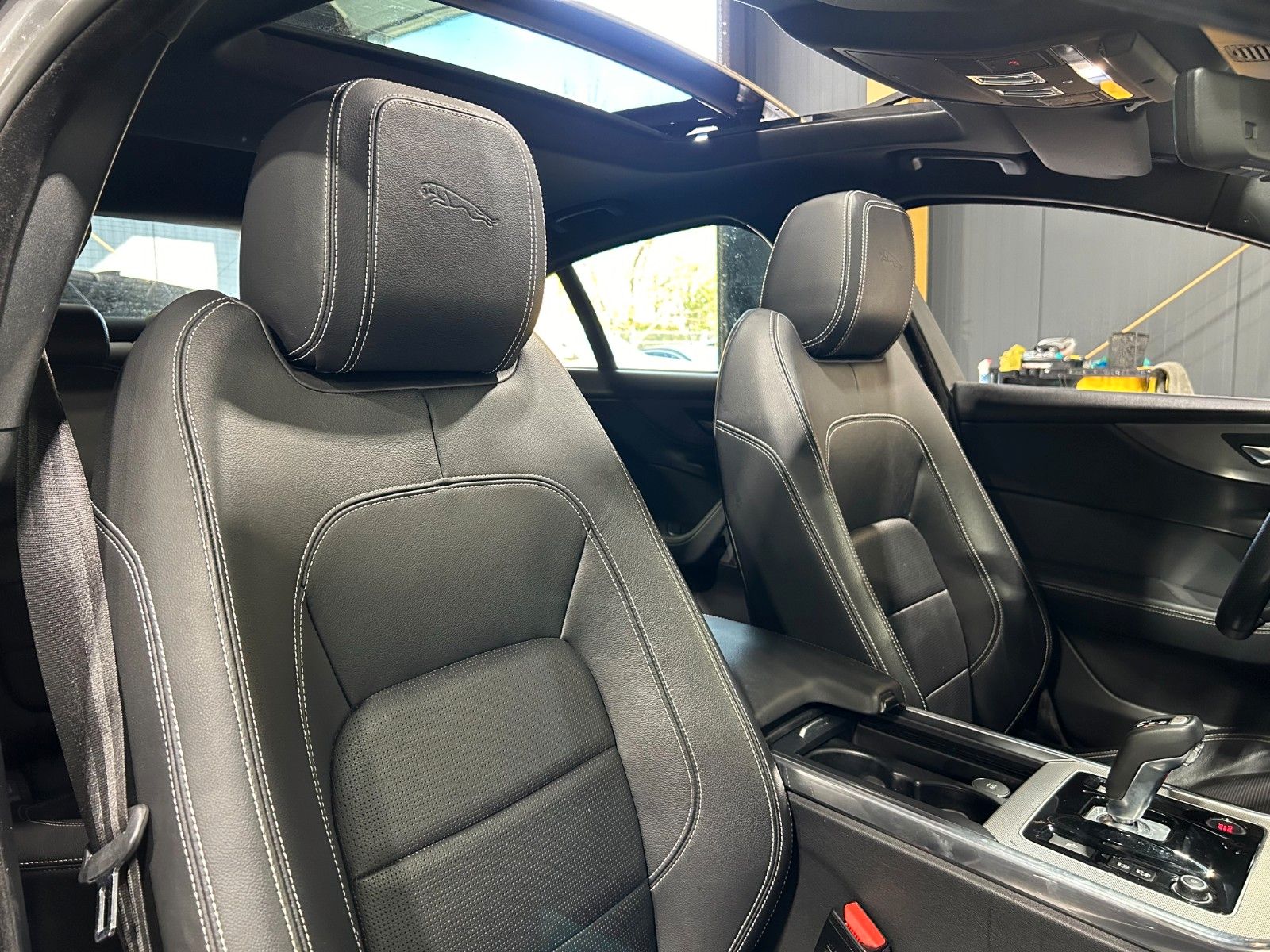 Fahrzeugabbildung Jaguar XE R-Dynamic SE AWD/HEAD-UP/KAMERA/NAVI/APPLE