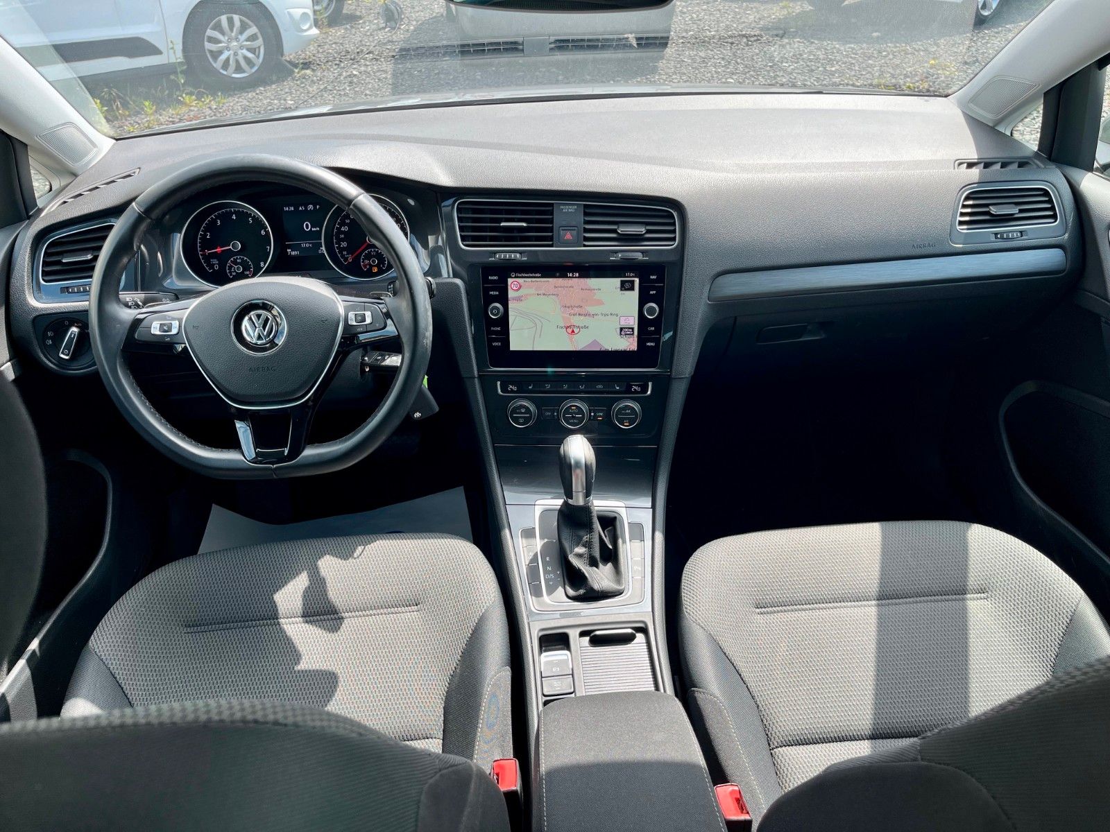 Fahrzeugabbildung Volkswagen Golf VII 1.0 Lim. Comfortline DSG Navi PDC 1.HD