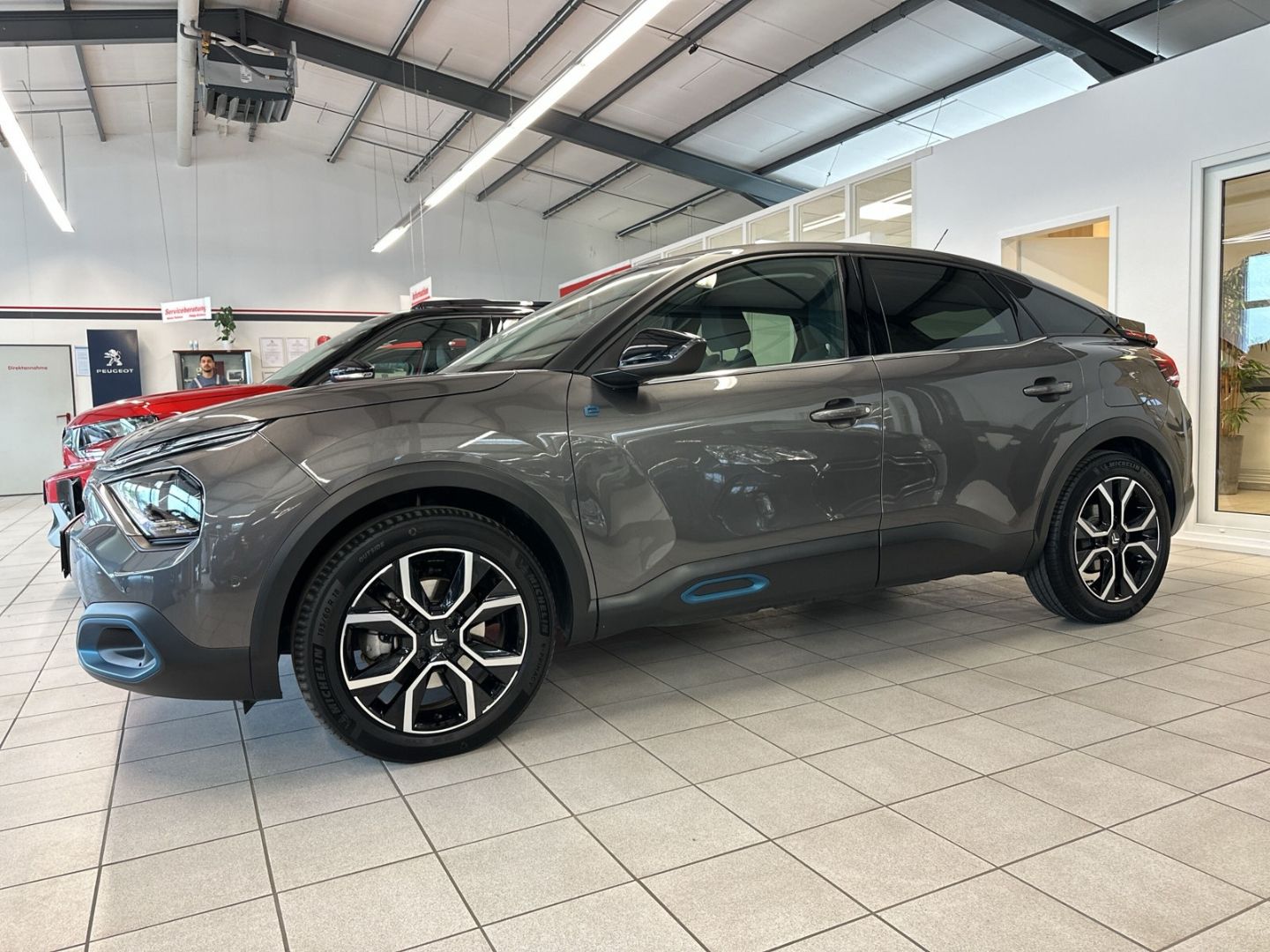 Fahrzeugabbildung Citroën C4 e- Shine 100 Navi 360 Kamera SHZ CarPlay DAB