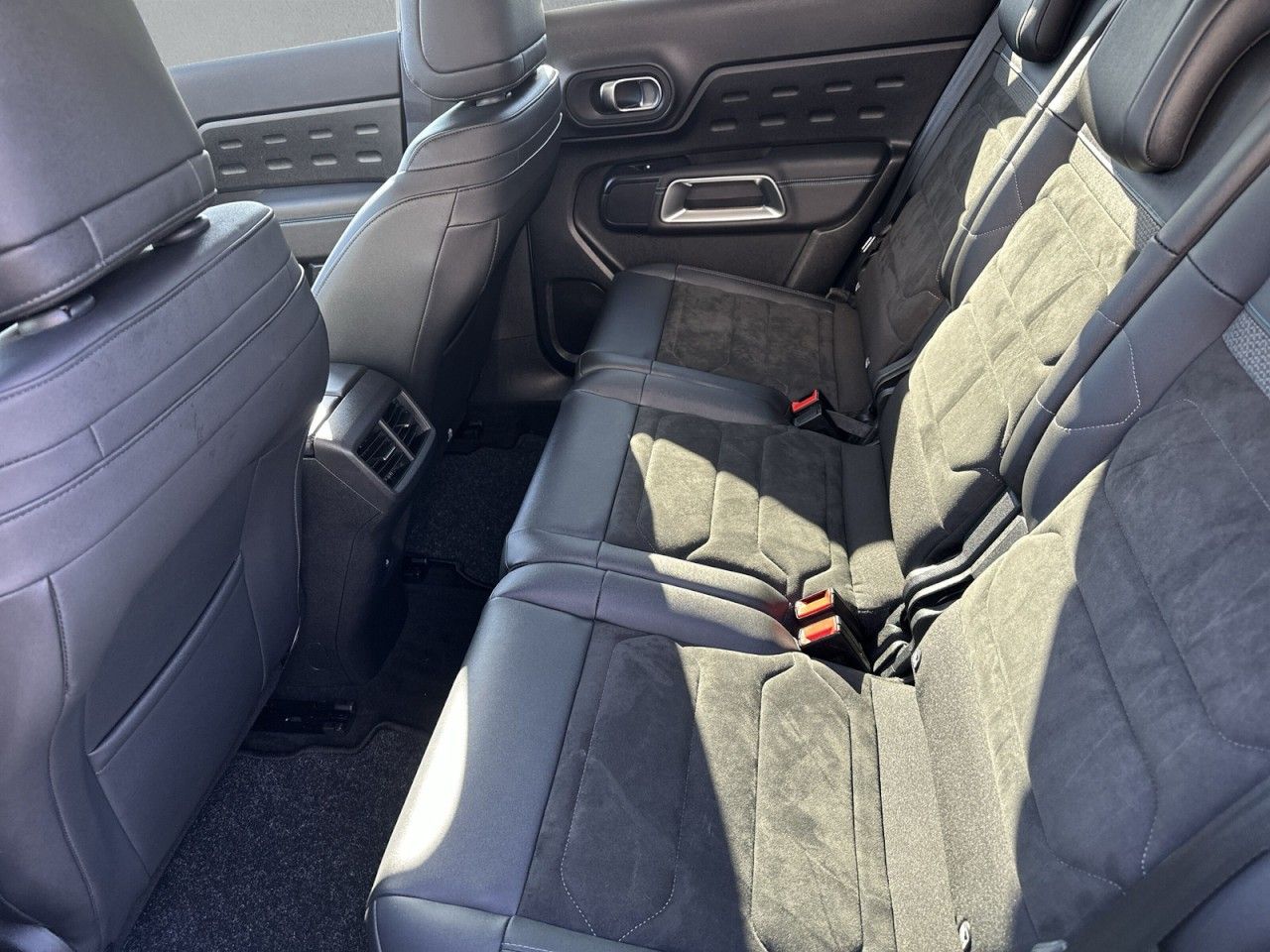Fahrzeugabbildung Citroën C5 Aircross BlueHDi 130 S&S EAT8 Max - mit KI generiert/bearbeitet