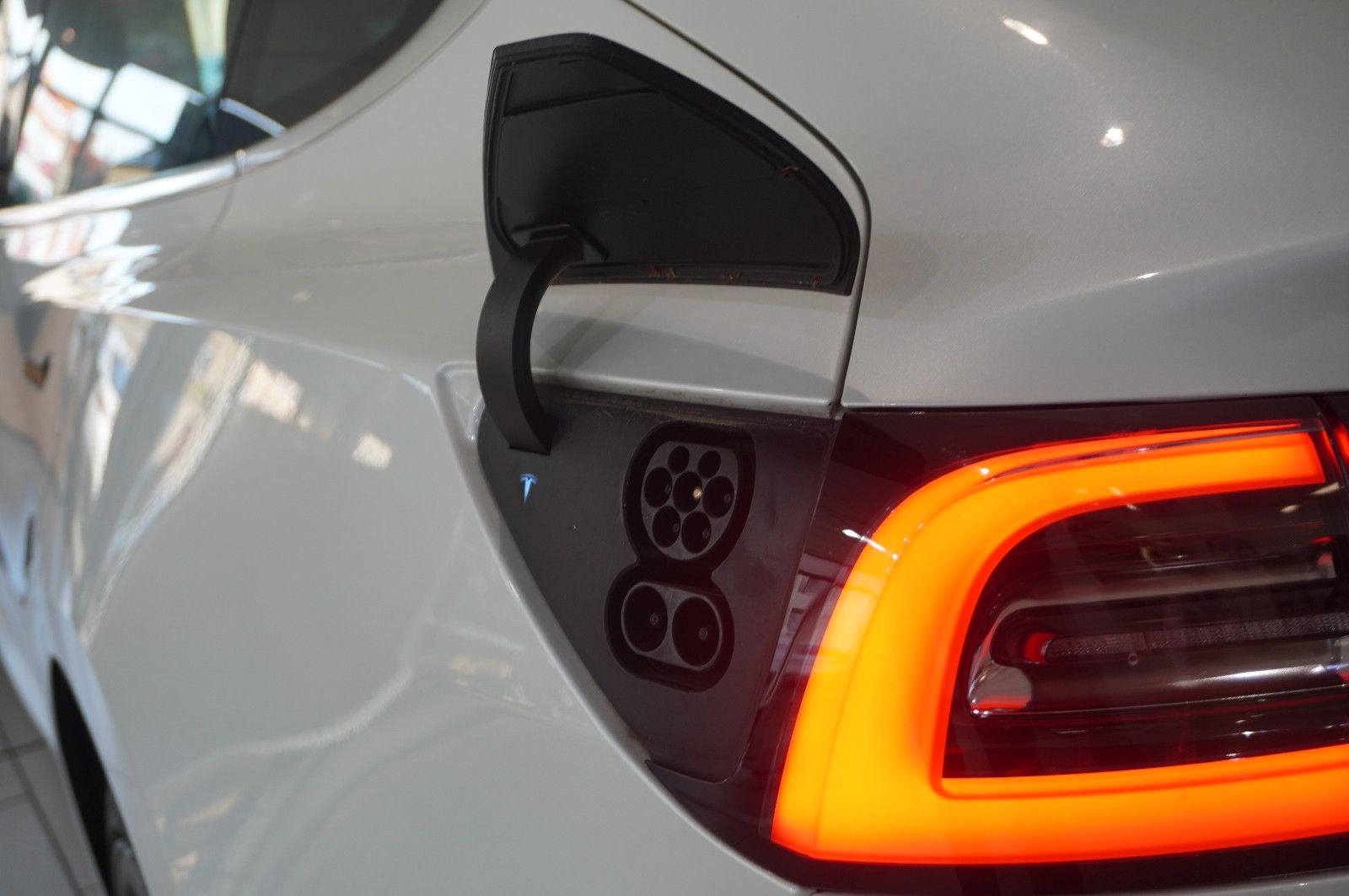 Fahrzeugabbildung Tesla Model 3 LONGRANGE DUAL-MOTOR NAVI/KAMERA/SH/PANO