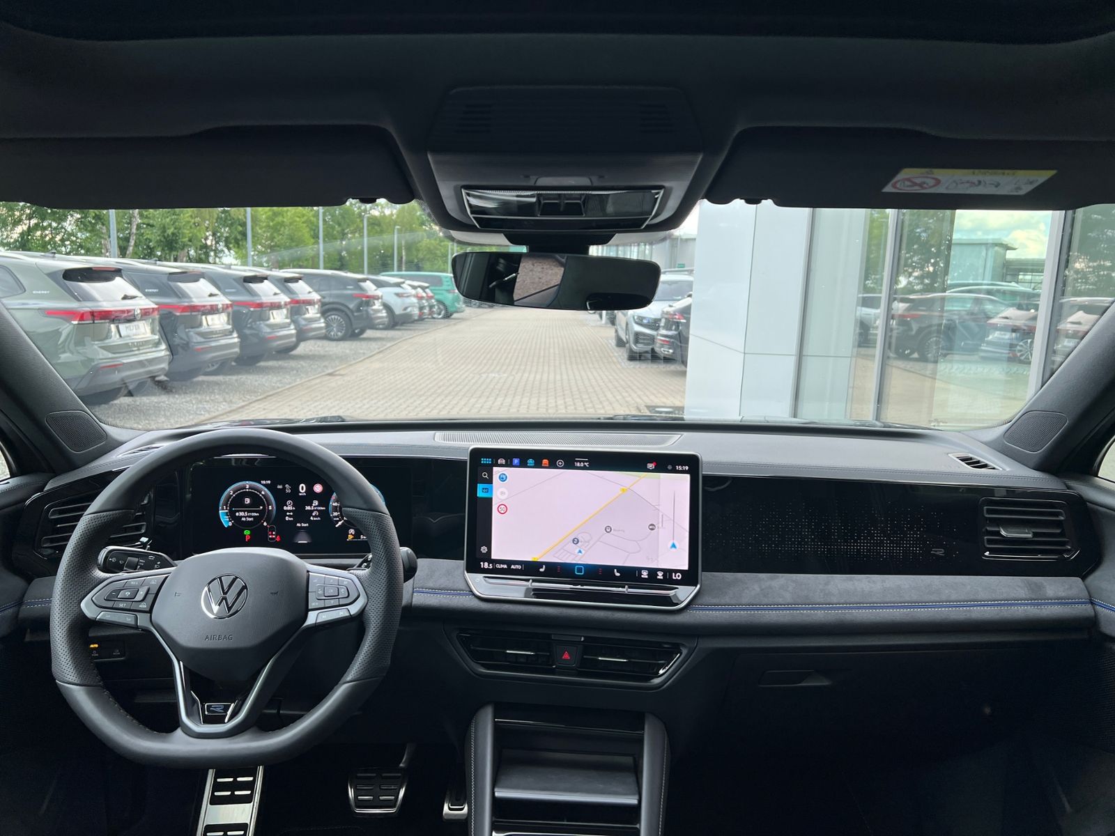 Fahrzeugabbildung Volkswagen Tiguan  R-Line 2.0 TDI DSG 4MOTION *AHK, Navi, P