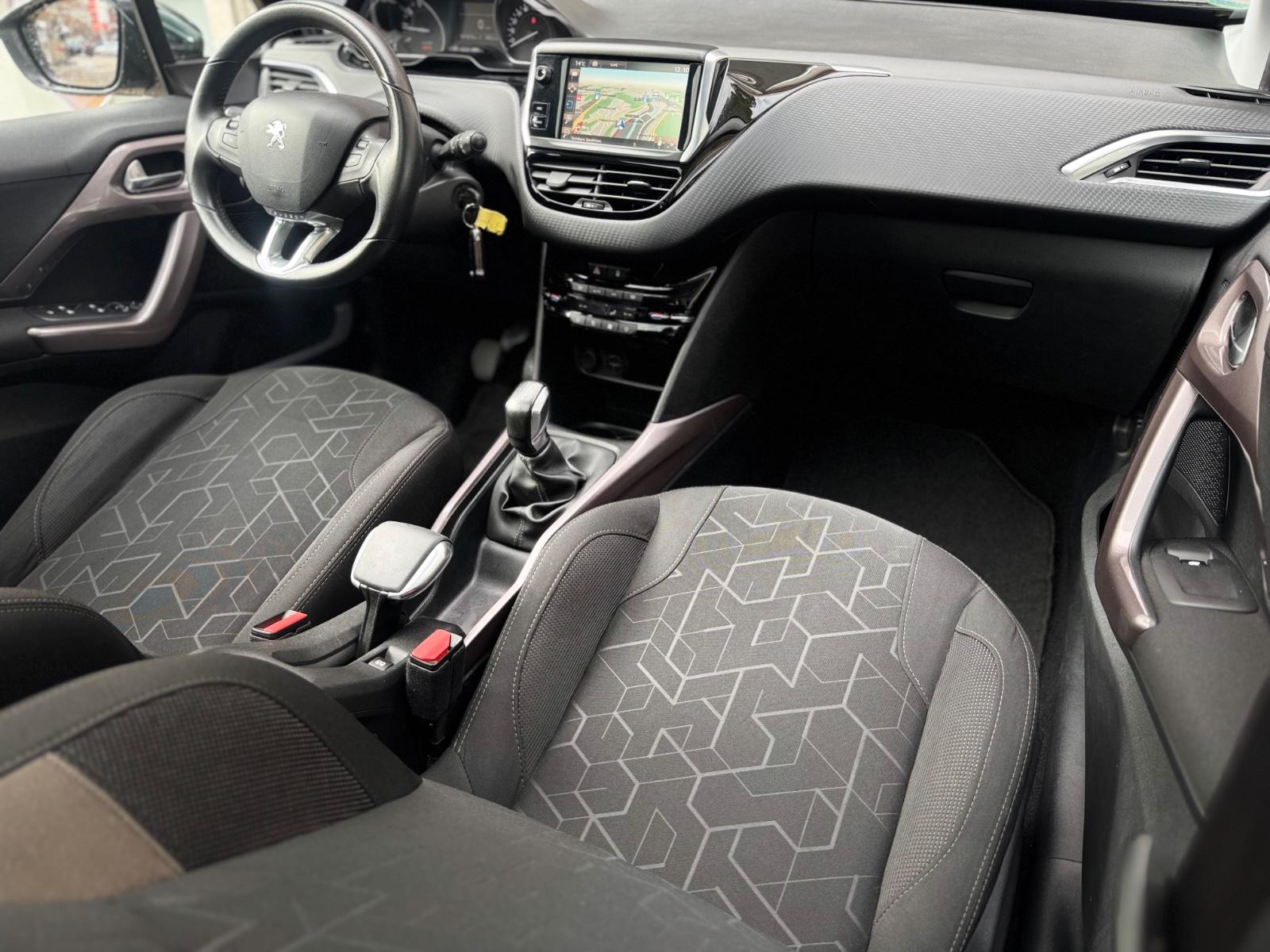 Peugeot 2008 Style*2.HAND*NUR 87TKM*PANO*NAVI*TEMPO*PDC