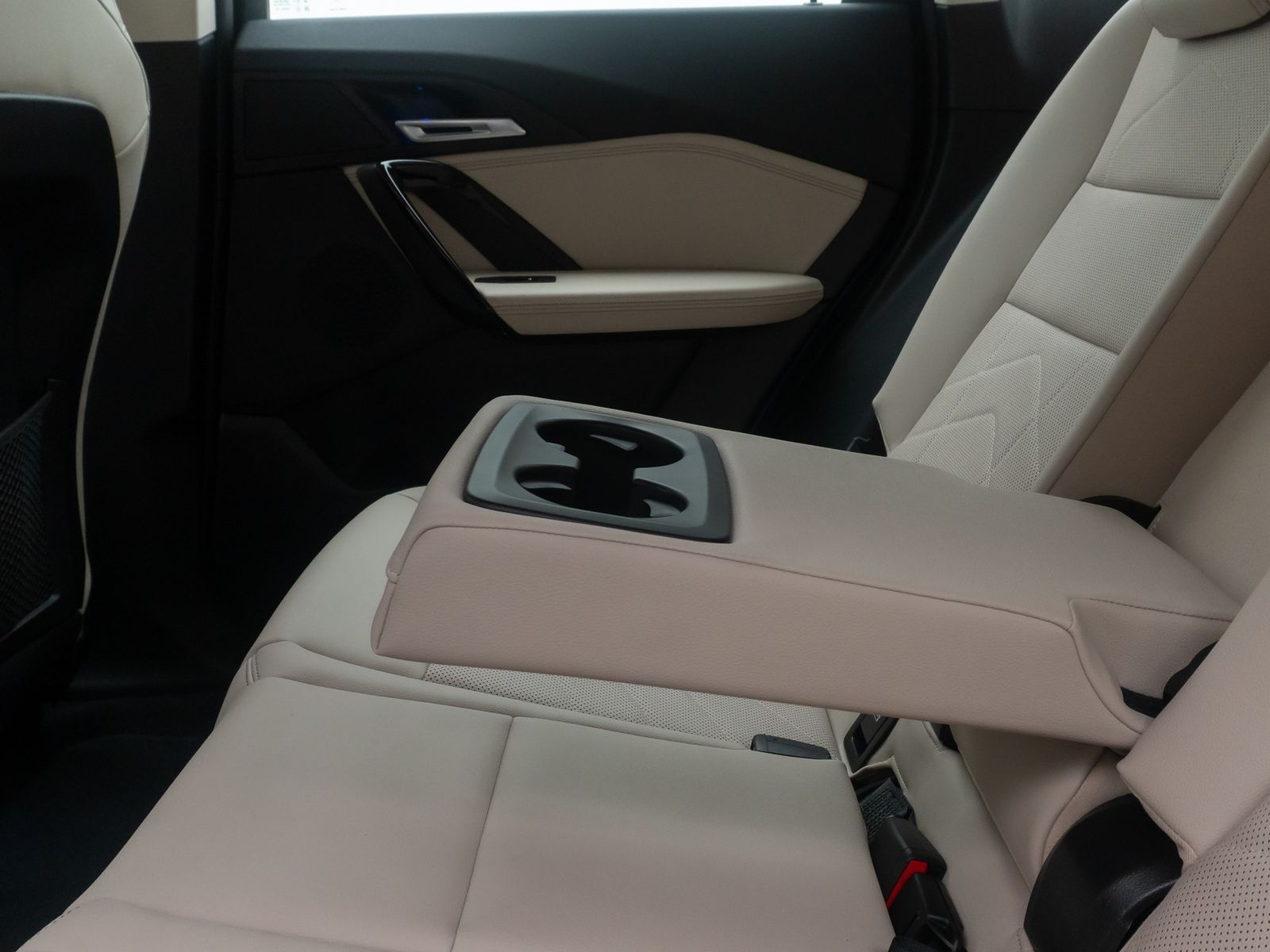 Fahrzeugabbildung BMW iX1 xD30 360&deg; HUD DAB Komfort AHK M Sport Leder