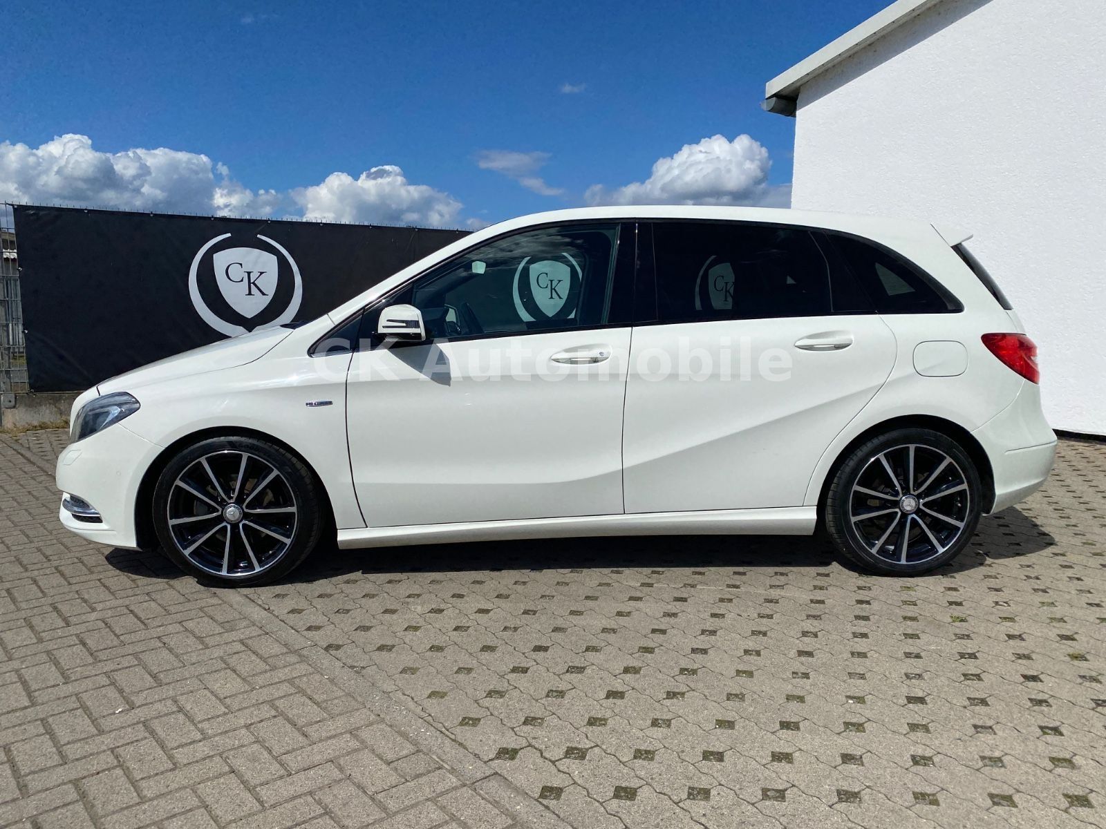 Fahrzeugabbildung Mercedes-Benz B200 Automatik Night-Paket/Leder/Bi-Xenon/Kamera