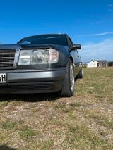 Mercedes-Benz Mercedes W124 300e 24v - Mercedes-Benz 300 mit Benzin-Antrieb: Limousine, 24
