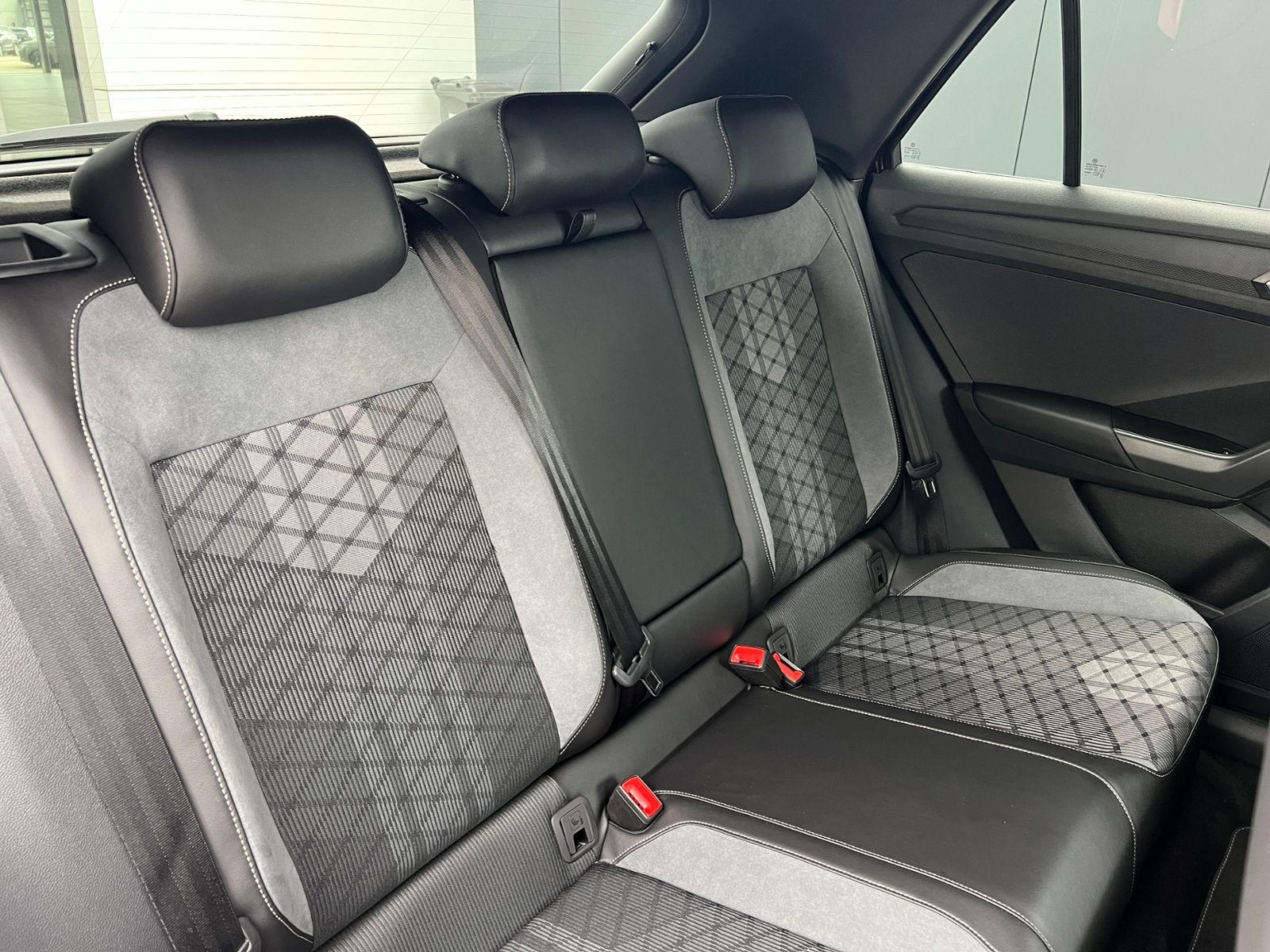 Fahrzeugabbildung Volkswagen T-Roc R-Line 2.0 TSI DSG 4MOTION *AHK, IQ.Light,