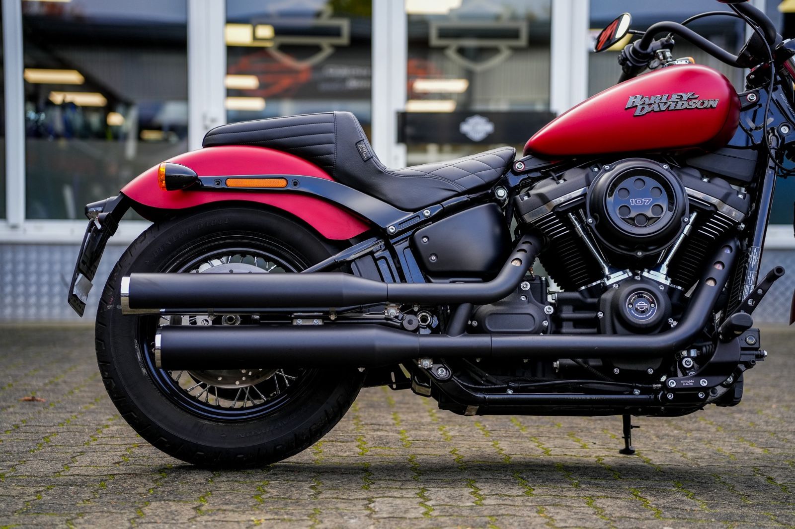 Fahrzeugabbildung Harley-Davidson FXBB Street Bob Softail - Sissybar -Satteltasche