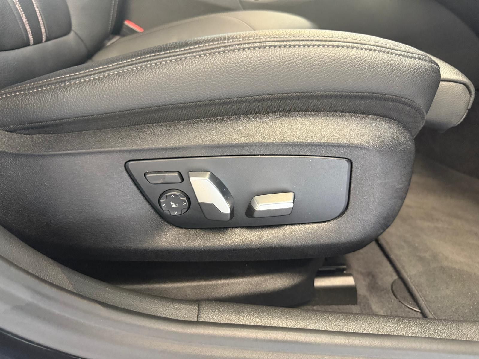 Fahrzeugabbildung BMW 540i Touring xDrive M /1.HAND/ SCHECKHEFT