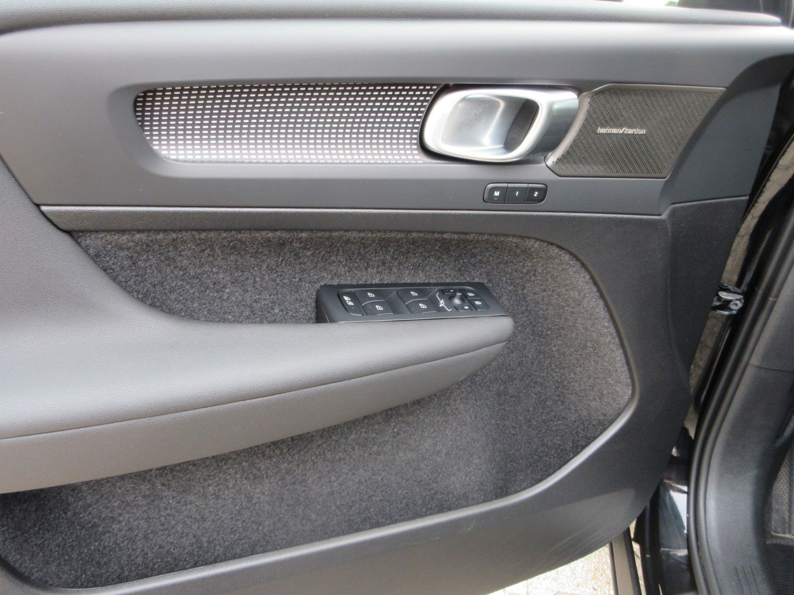Fahrzeugabbildung Volvo XC 40 Plus Dark 2WD