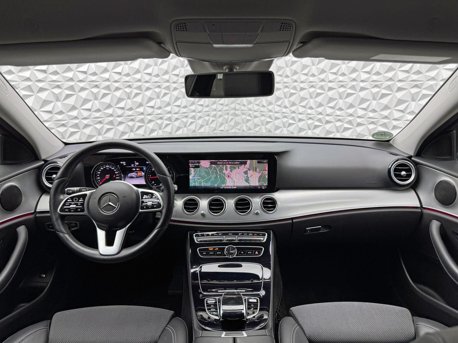 Fahrzeugabbildung Mercedes-Benz d T AVANTGARDE/TWA/RCAM/PDC/LED/CARPLAY/AMBIENTE