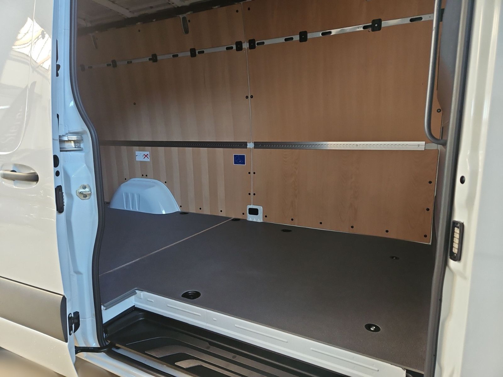Fahrzeugabbildung Mercedes-Benz Sprinter 319 Kasten SELECT L3H2 LED SHZ RFK AHK