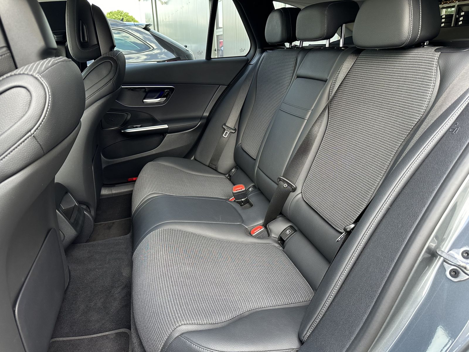 Fahrzeugabbildung Mercedes-Benz C 220d T Avantgarde NAV+LED+AHK+VCOCKPIT+CARPLAY