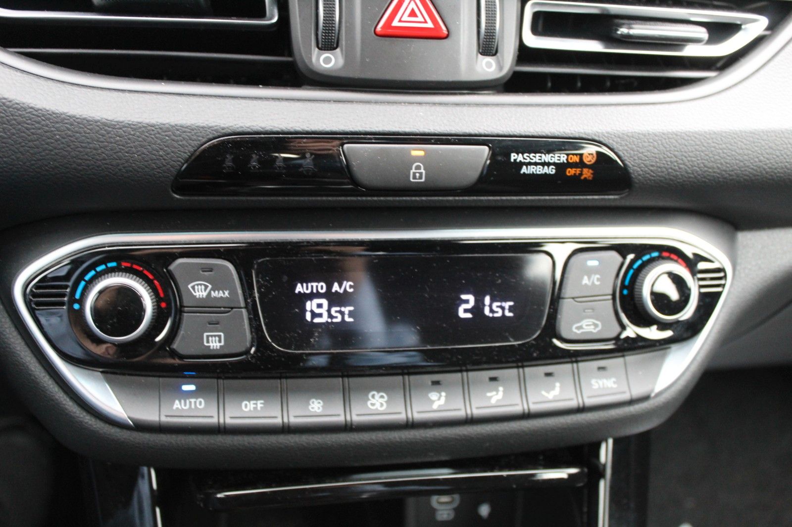 Fahrzeugabbildung Hyundai i30 Advantage Navi*Sitzh.*Kamera*LED*PDC