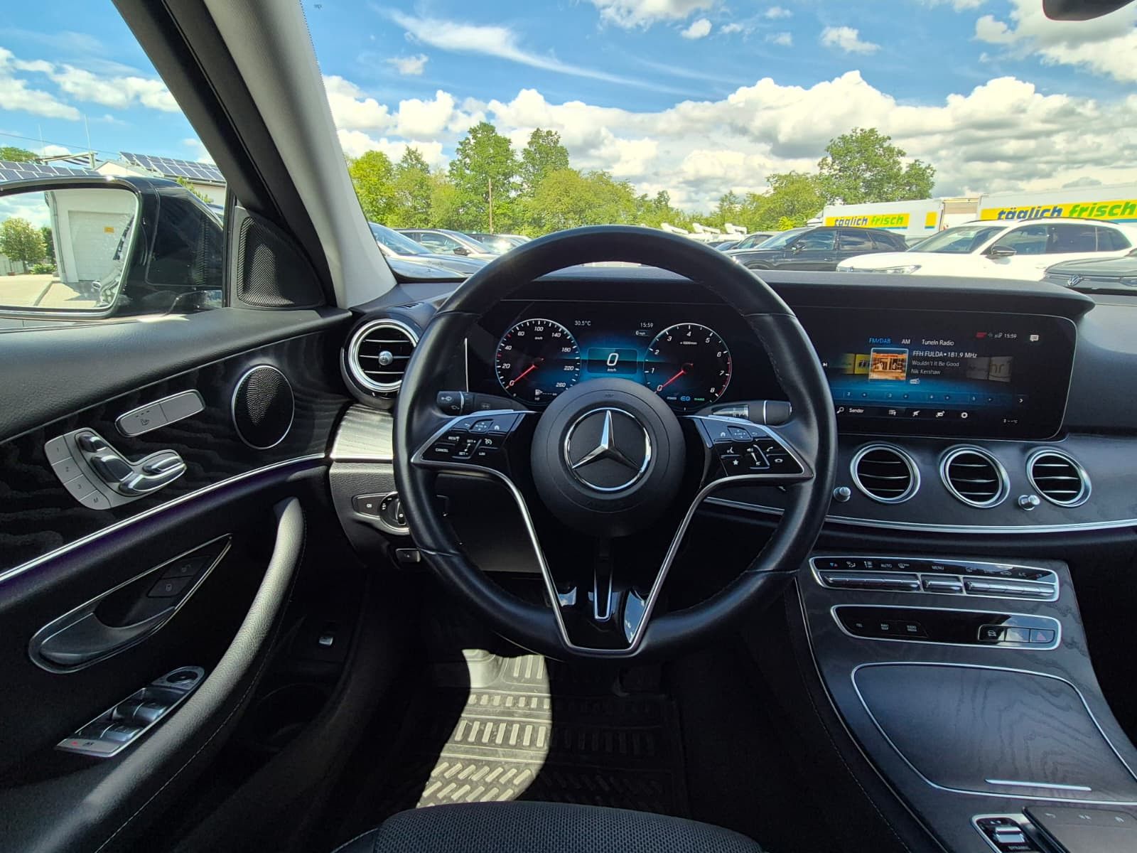 Fahrzeugabbildung Mercedes-Benz E 200 AMG NIGHT*LED*MEMORY*MBUX*KAMERA*19"