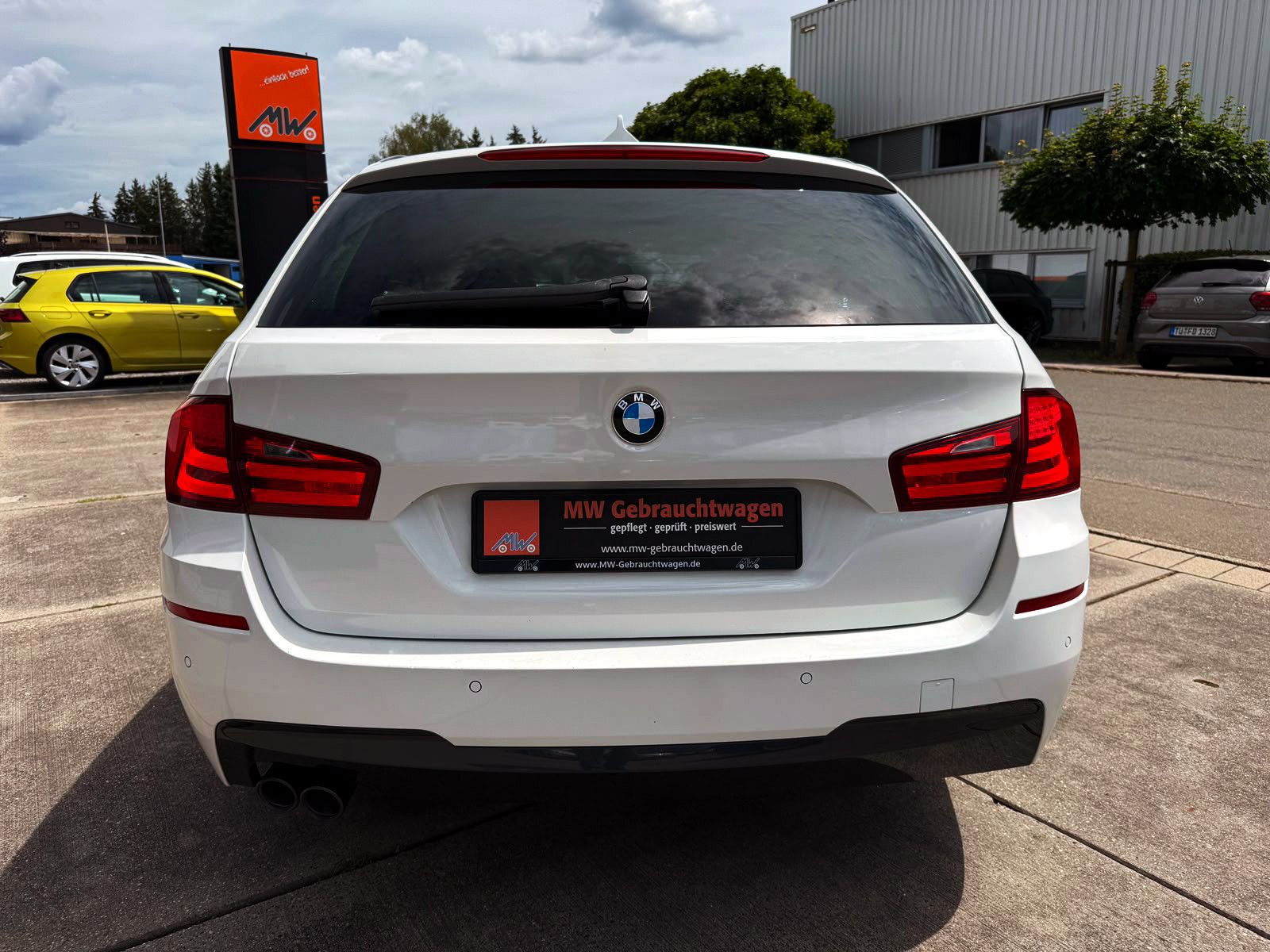 Fahrzeugabbildung BMW 530d Touring xDrive M-Sport PDC PANO SHZ AHK BT