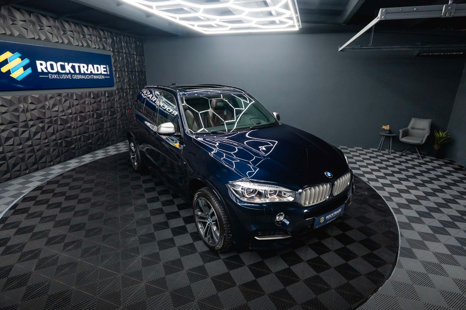 Fahrzeugabbildung BMW X5 M50d Performance *Pano*CarPlay*DAB*360°*  19%