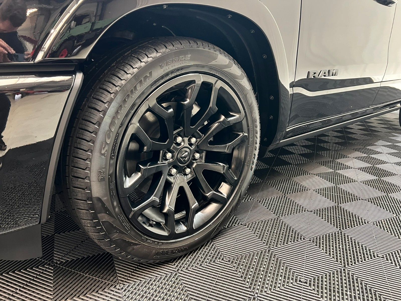 Fahrzeugabbildung Dodge RAM 1500 Limited Night  5,7L V8 HEMI / MFT