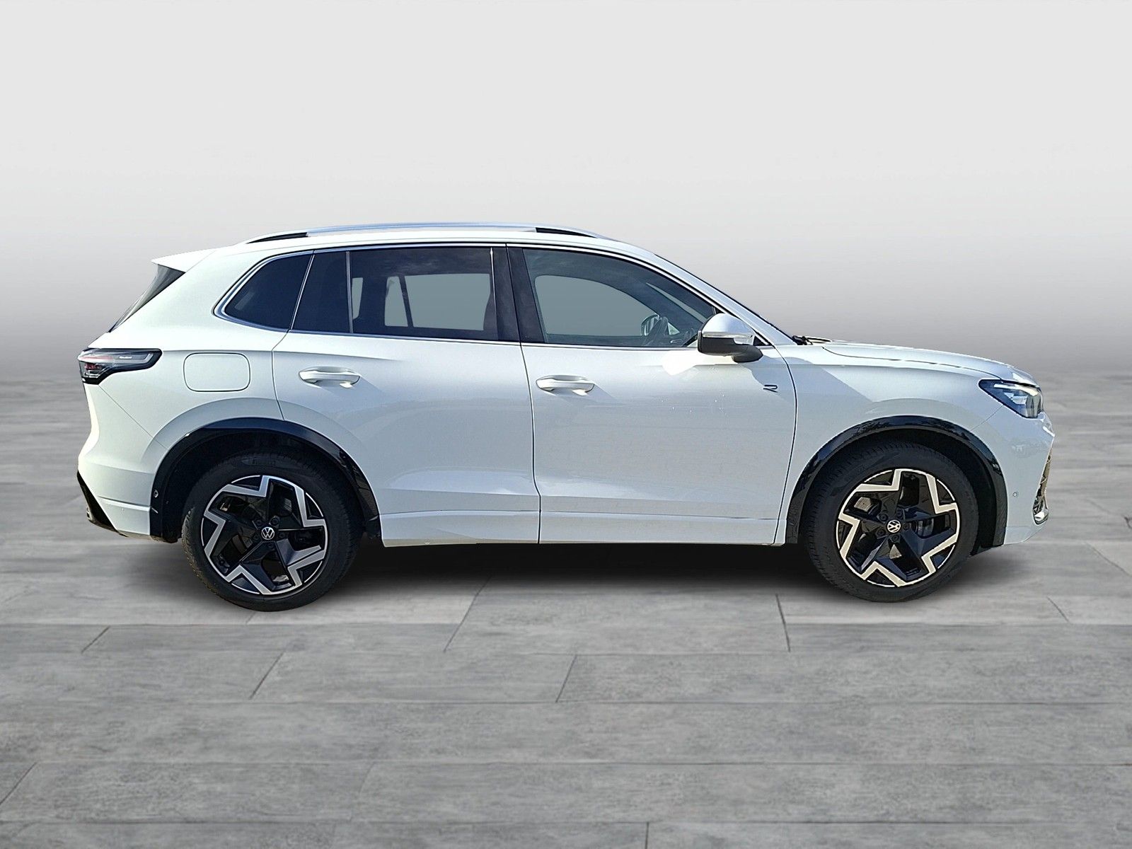 Fahrzeugabbildung Volkswagen Tiguan TDI R-Line DSG LEDplus AHK Navi AID ACC R
