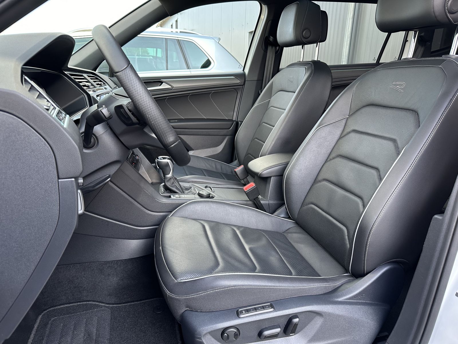 Fahrzeugabbildung Volkswagen Tiguan Allspace 2.0 TSI R-Line NAV+LED+AHK+PANO