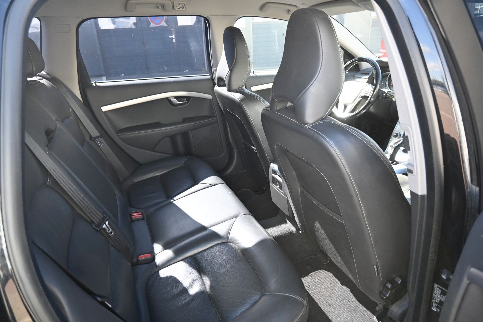 Fahrzeugabbildung Volvo V70 Kombi D3 DPF Black Edition*NAV*TEMP*Mietkauf