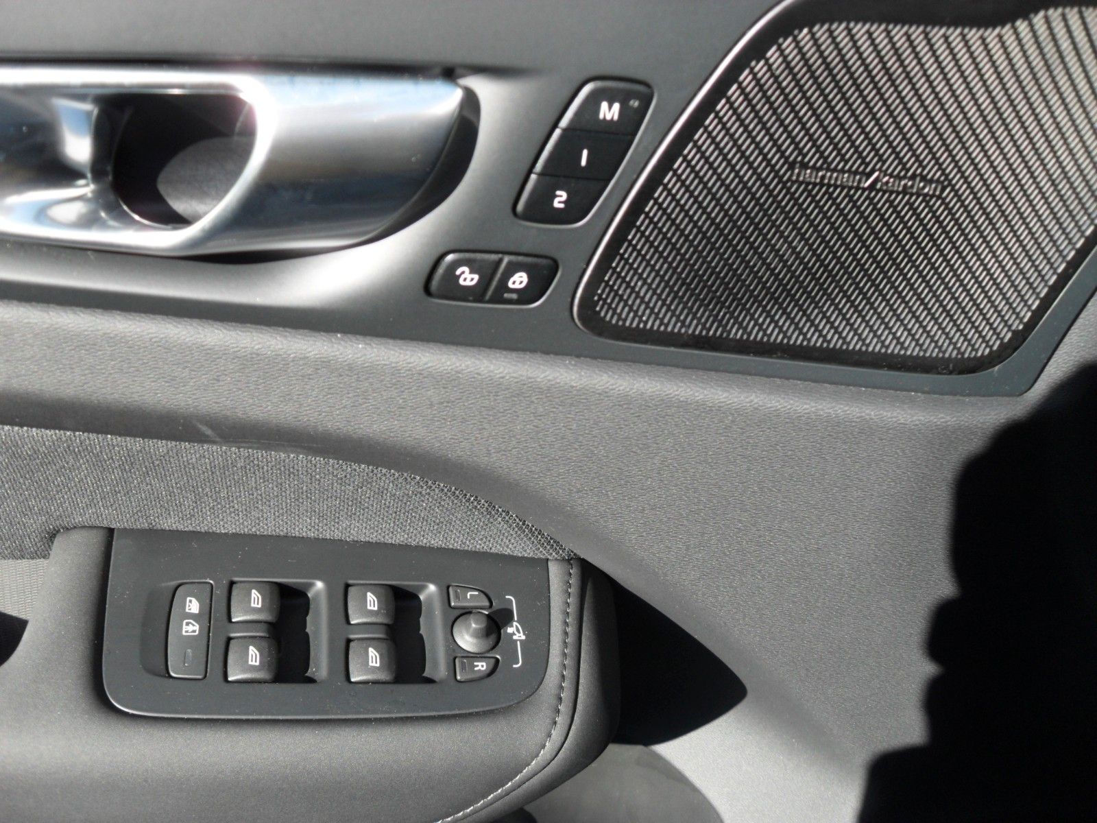 Fahrzeugabbildung Volvo XC 60 B5 Plus Black Edition AWD | Luftfederung