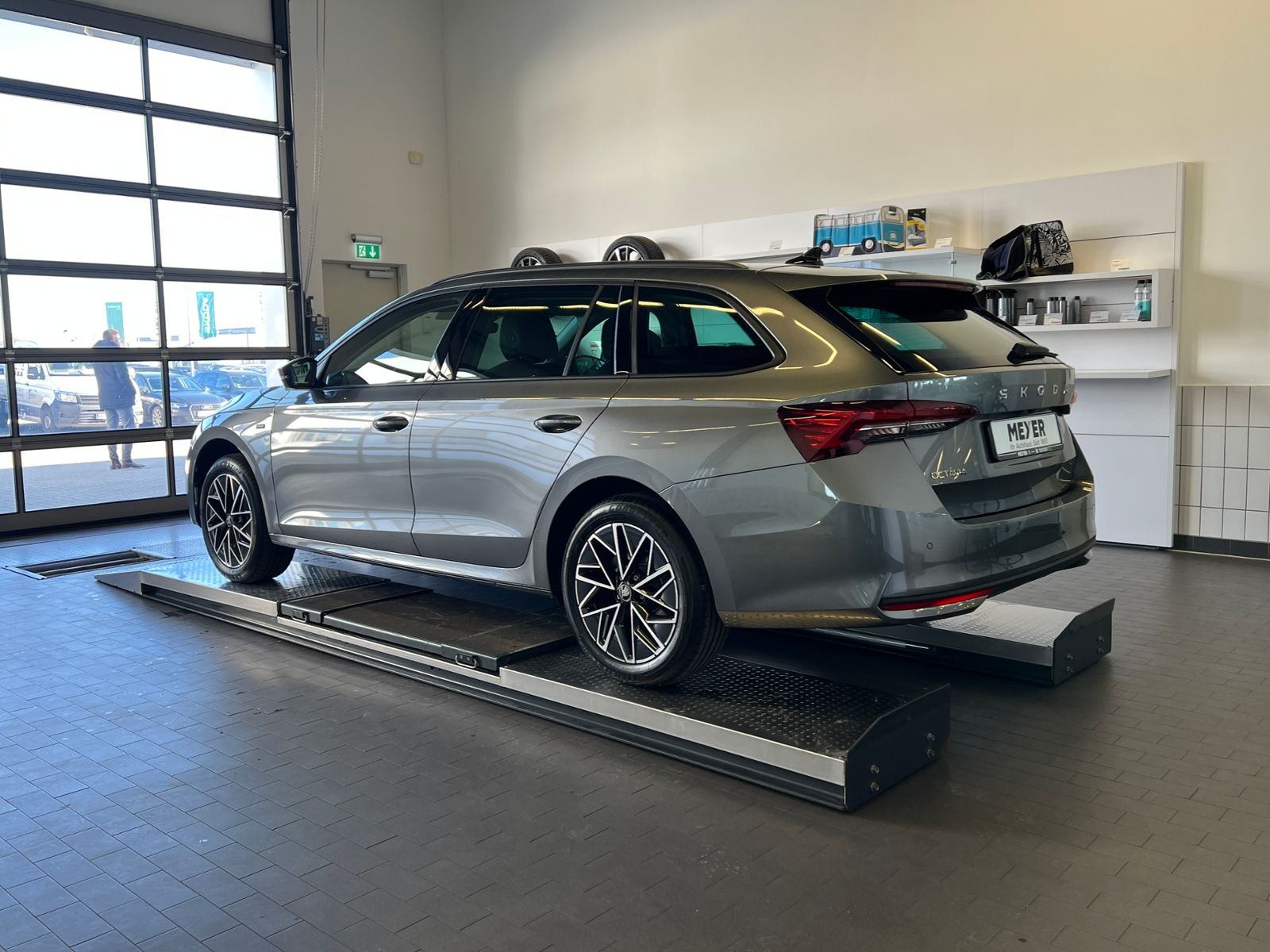 Fahrzeugabbildung SKODA Octavia Combi TOUR 2.0 TDI DSG *AHK, Travel Assi
