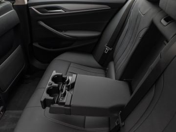 Fahrzeugabbildung BMW 530e xD Pano Kamera DAB HiFi Adapt. Fahrwerk 19"