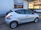 Lancia Ypsilon 1.2 69 CV 5 porte Gold - silberne Lancia Ypsilon