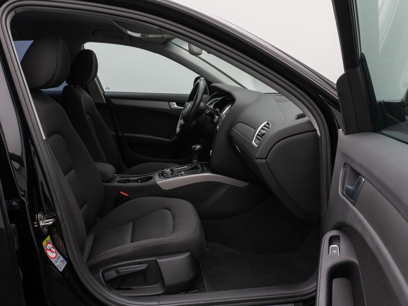 Fahrzeugabbildung Audi A4 Lim. Attraction Navigation Sitzhzg PDC AHK