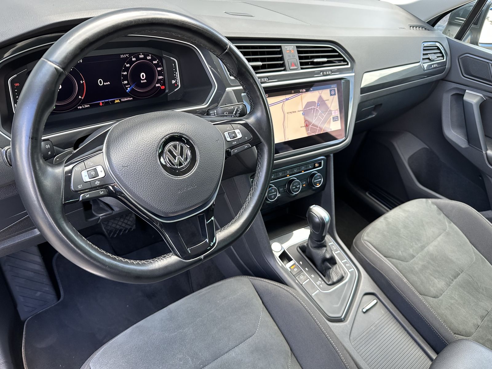Fahrzeugabbildung Volkswagen Tiguan 2.0 TDI DSG R-Line NAV+LED+AHK+ACC+VCOCK