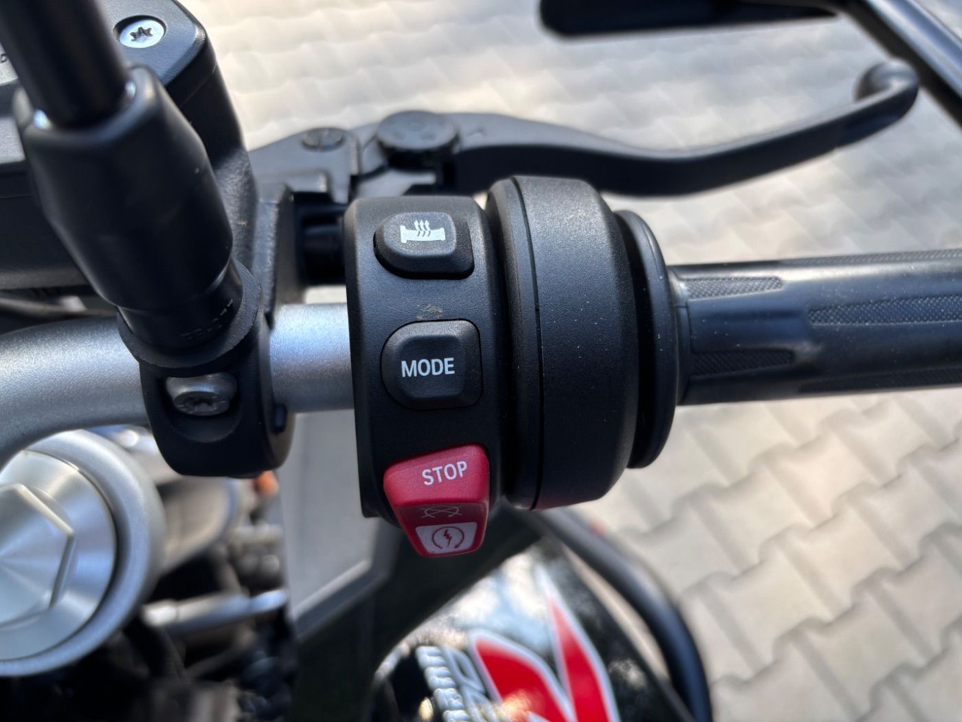 Fahrzeugabbildung BMW F 900 R Tieferlegung Seitenkoffer