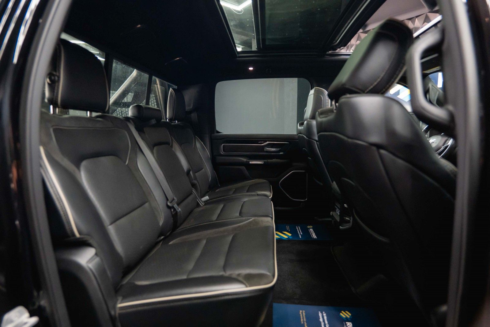 Fahrzeugabbildung Dodge RAM 5.7 V8 HEMI 4x4 Night LARAMIE Pano LED 19%