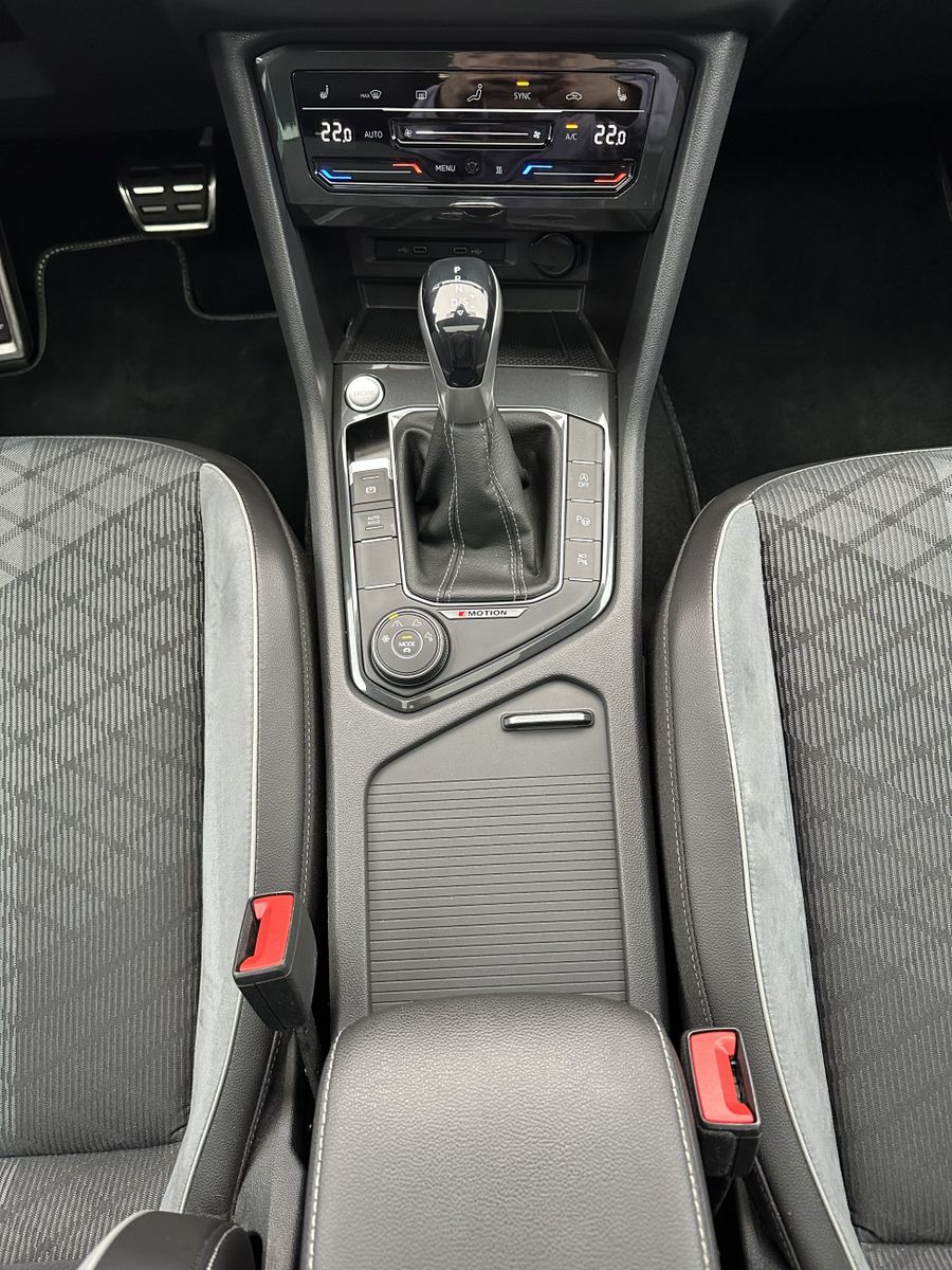 Fahrzeugabbildung Volkswagen Tiguan R-Line 4M NAV+IQ-LIGHT+PANO+20ZO+360°+ACC