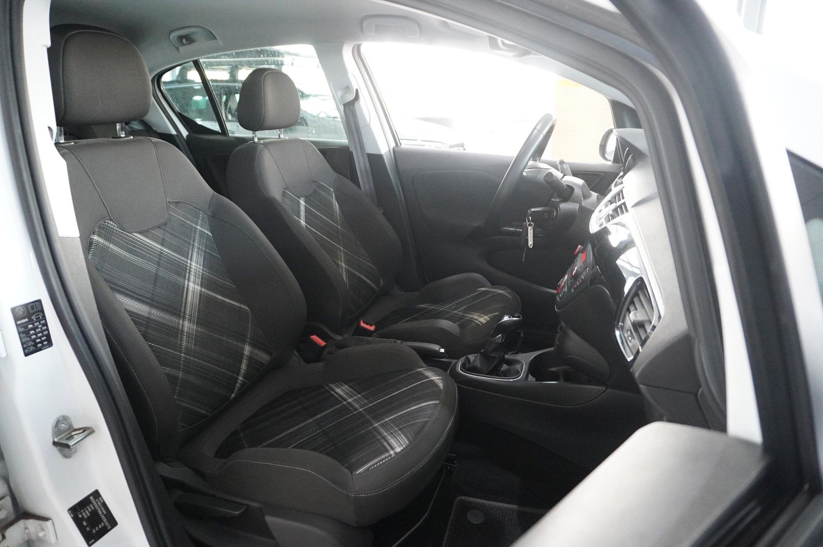 Fahrzeugabbildung Opel Corsa E 1.2 COLOR EDIT. AUTOM. LED/SHZ/SPORT/USB